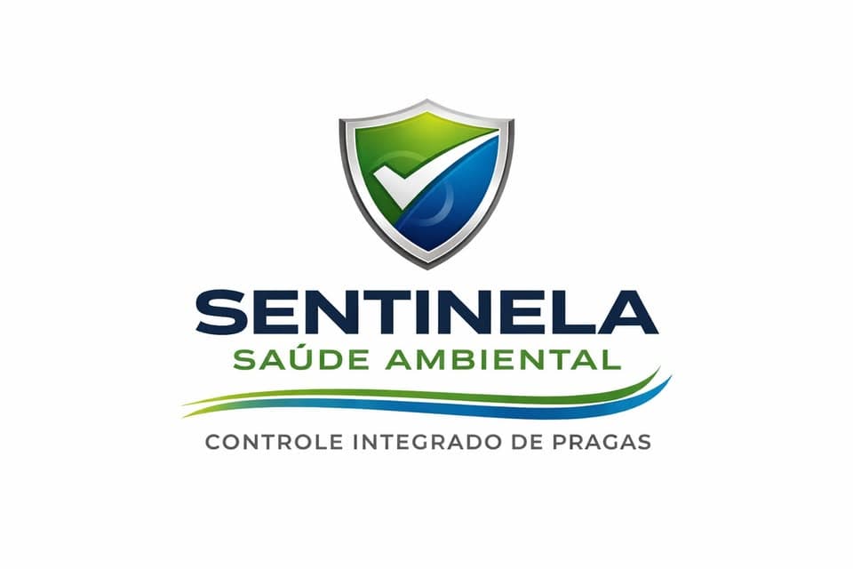 Técnico Sentinela com equipamento pulverizador tratando forro de residência
